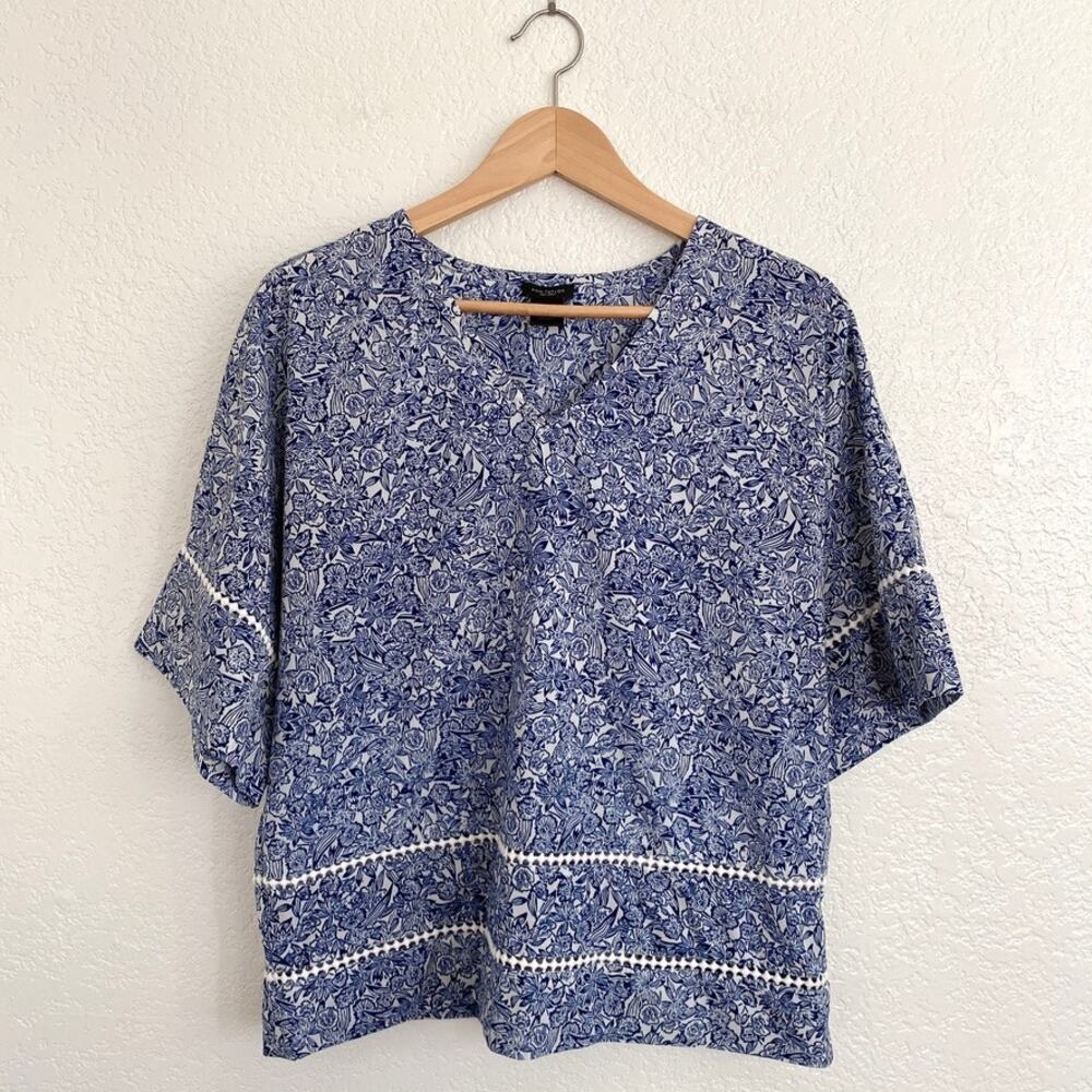 Ann Taylor V-Neck Floral Blue White Short Sleeve Top‎ Lace Detail Relaxed Fit